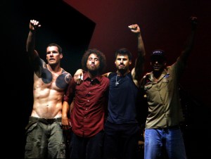 Con la entrada en un puño