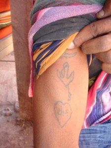 Salem me enseñó sus otros tatuajes...