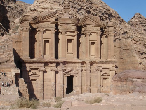 Esto es el Monasterio. Un edificio tan alucinante como el Tesoro pero al que se llega después de una dura caminata de subida. Por eso hay menos turistas. Por cierto, en lo alto de la copa central se ven dos figuras. Son Salem y un chaval. Luego, Salem saltó por los techos y bajó corriendo con sus chanclas.