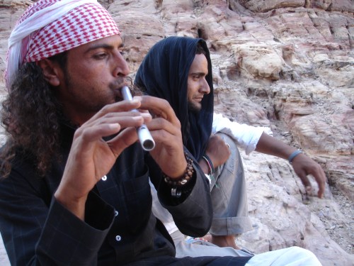 en manada. Entonces, los beduinos dejan de vender la burra, se relajan y se dedican a su vida. Comtemplar las montañas en las que aún siguen habitando, sobre todo. Y fimar. Y tocar la flauta. Este hombre, además de poner a bailar a los pájaros, nos invitó a humo.