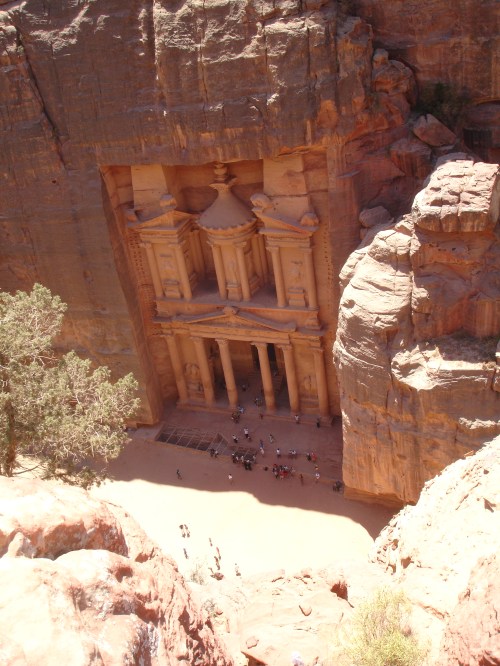 esta vista del Tesoro desde 300 metros, como un halcón posado en la roca, como un beduino...