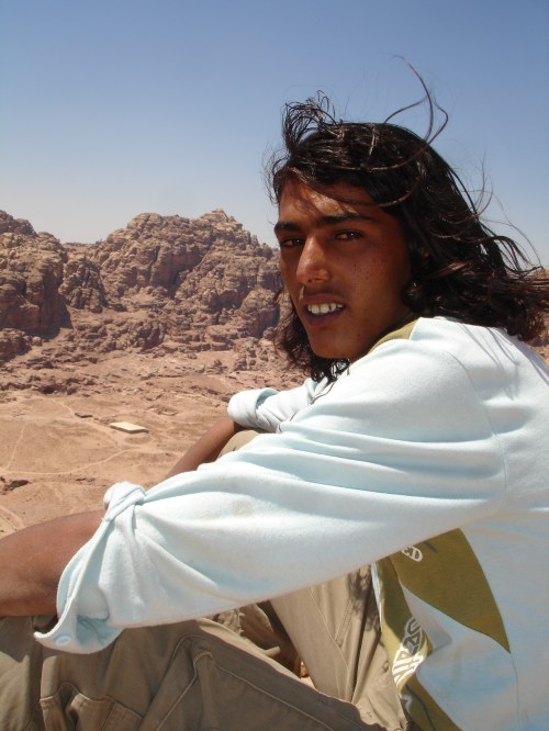 ... porque los beduinos se pasan el dia colgados de las nubes, contemplando Petra y sus montañas. Son gente de la buena, que invita a té y conversa entre largos silencios. También son tios un poco golfos, que van a la caza de la turista con ganas de mambo. Hacen bien.